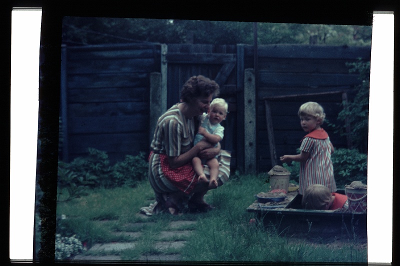 14.Delft jul 1966 Mama,Brigitte,Marion,Peter.JPG